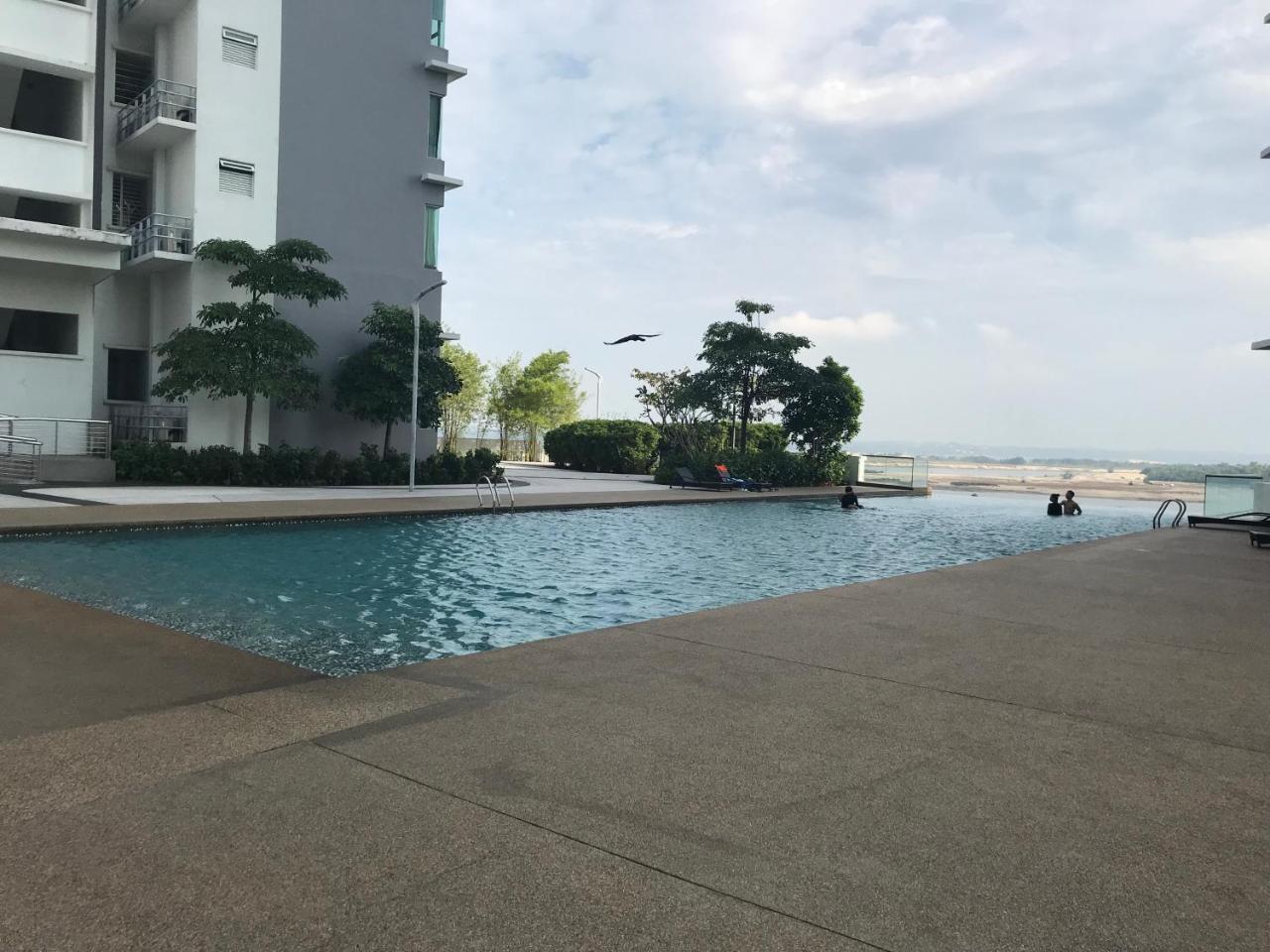 Apartment Tropez @danga Bay Studio *