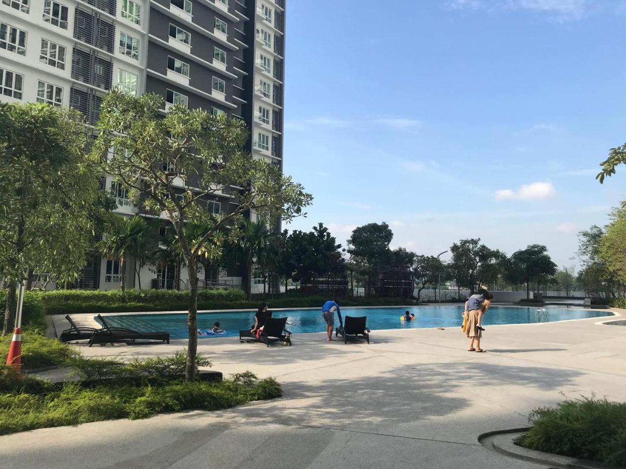 Apartment Tropez @danga Bay Studio *